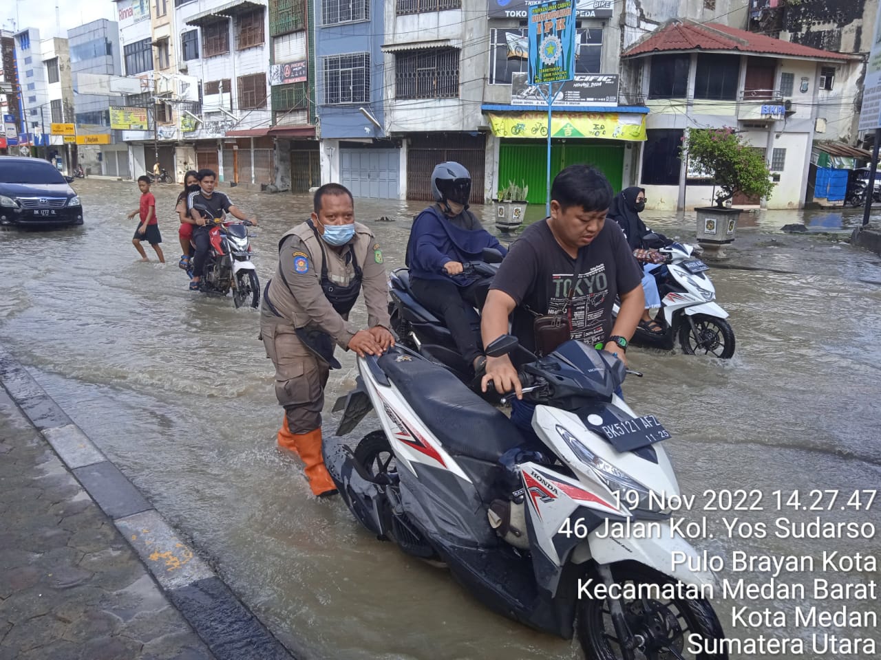 Kegiatan dalam membantu Warga Masyarakat yang terkena dampak Banjir Serta Membantu Warga masyarakat Pengguna Jalan dan melakukan Pengamanan Arus Lalu Lintas di Fly Over Brayan